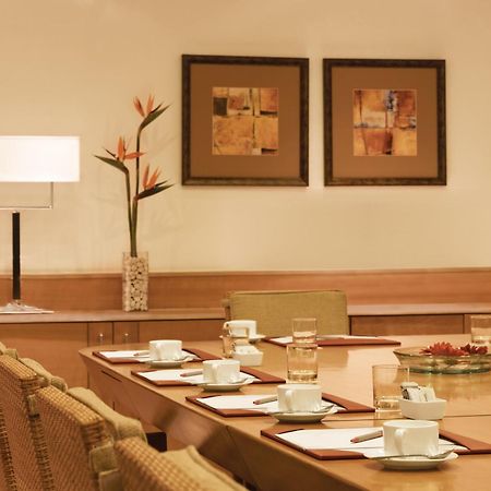 Отель Trident Ченнаи Экстерьер фото Meeting room at the Taj Bengal
